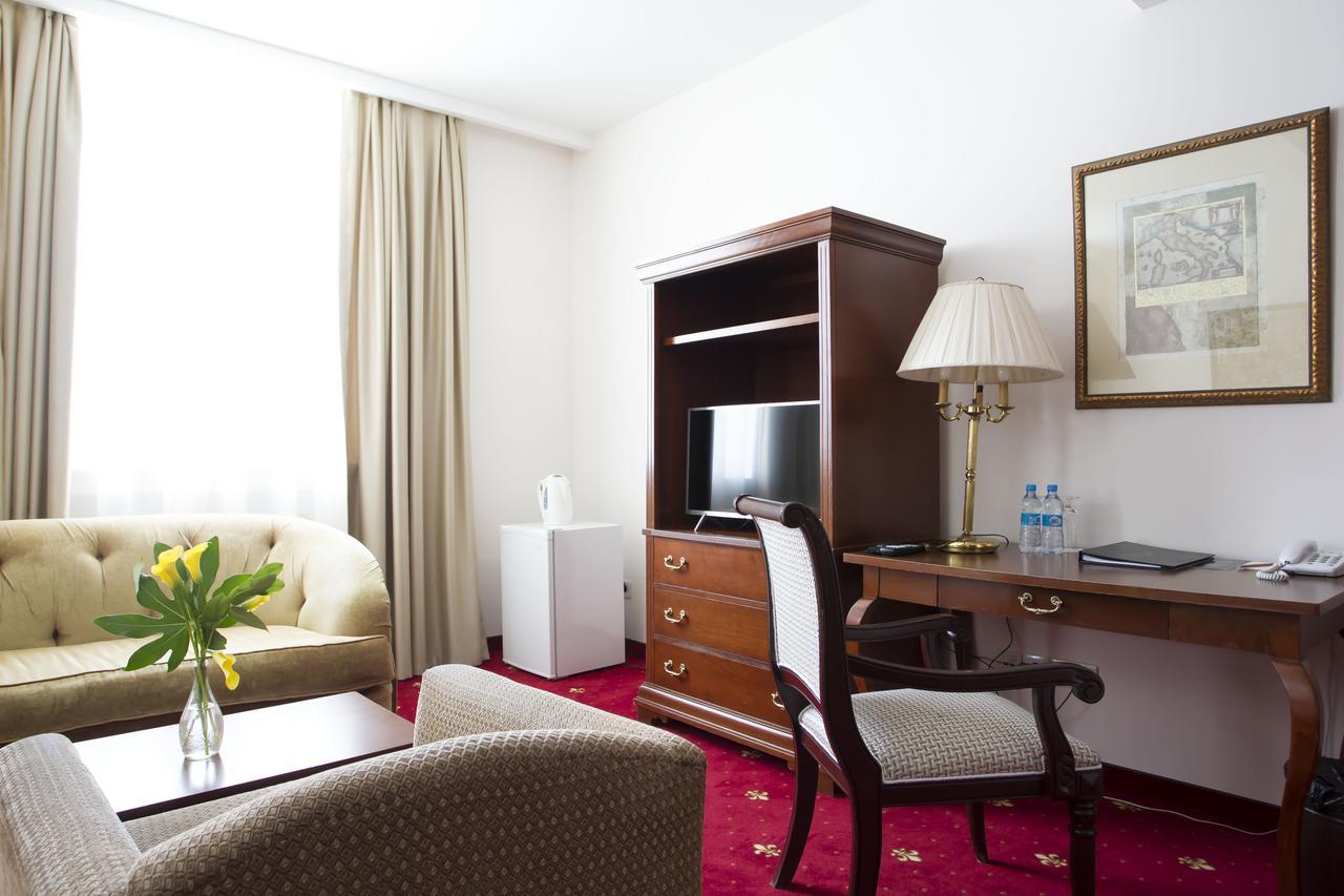Atyrau Hotel Экстерьер фото